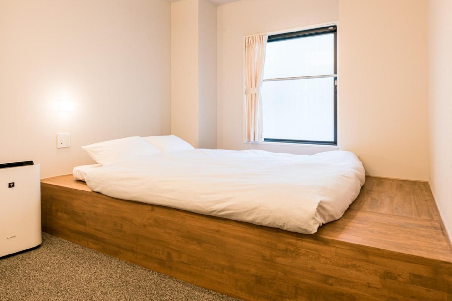 &and Kuramae West Hostal